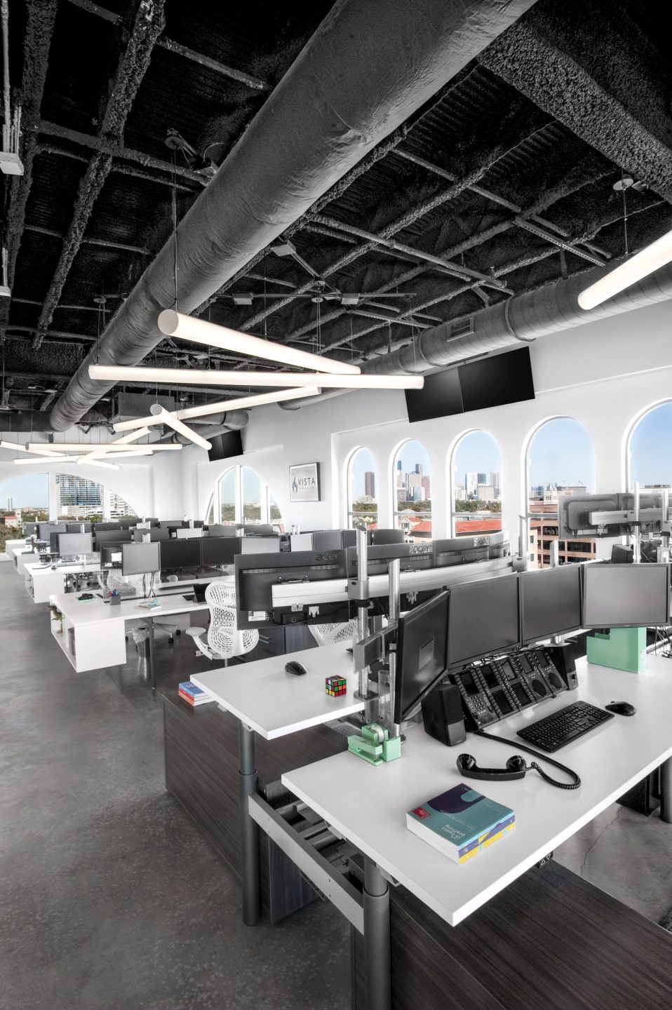Open Workstations with Penthouse Views Open Ceiling Vista Energy